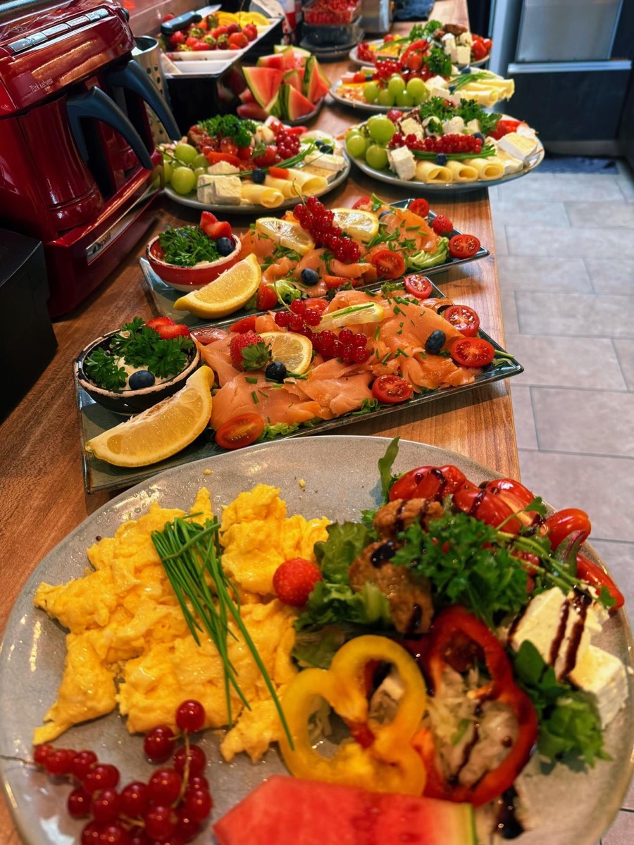 Frühstücksteller mit Rührei, Salat, Feta-Käse und Wassermelone