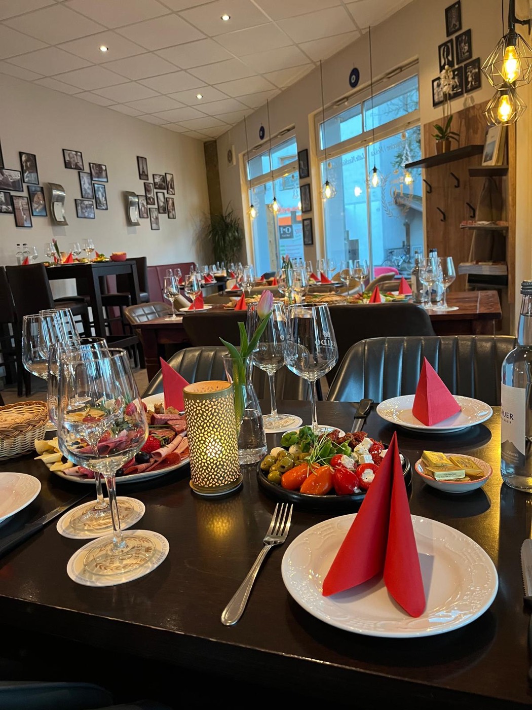 Gedeckte Tische im Innenraum der I·O Café Bar