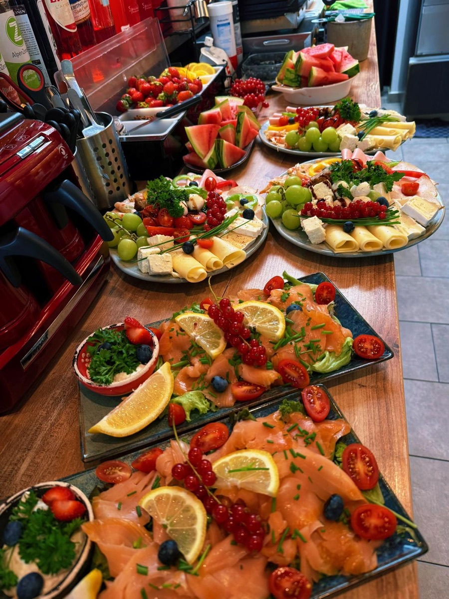 Frühstücksplatten mit Lachs, Käse und frischem Obst