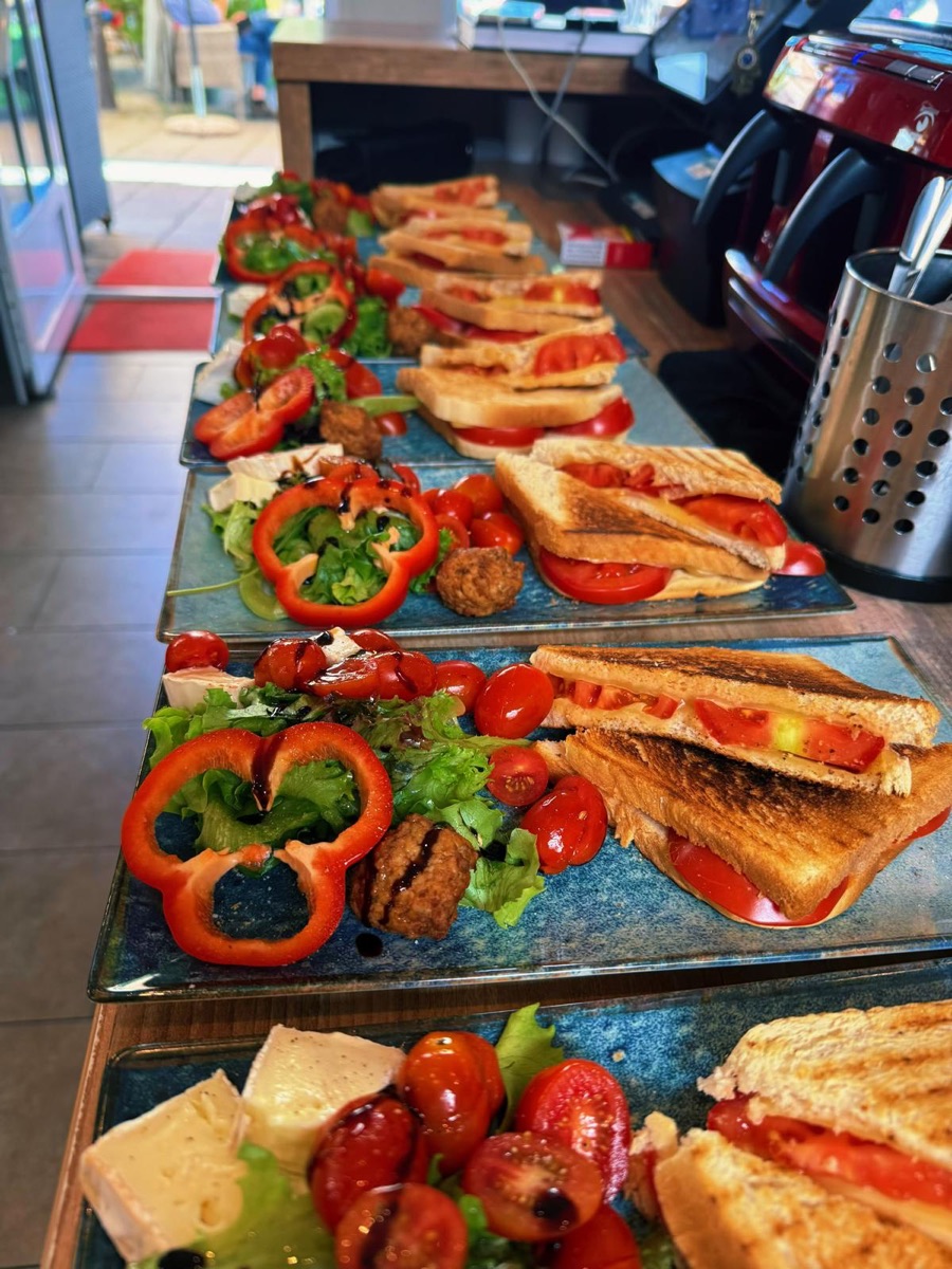 Gegrillte Toasts mit Tomate und Käse, dazu Salat